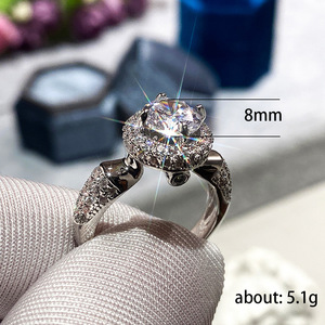 Anello da donna rotondo con zirconi lucidi, design elegante, per proposta di matrimonio, uso quotidiano, impilabile, regalo di gioielli da dito abbinabile a tutto. - Product Image 3