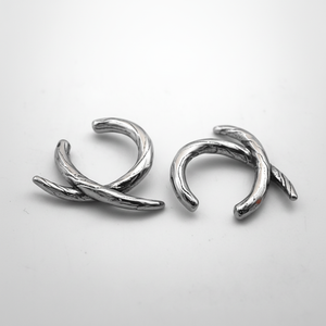 Boucles d'oreilles pour homme en acier inoxydable 316L, étanches, résistantes au ternissement, motif branche de vigne torsadée, à clipser sur le cartilage, style punk gothique. - Product Image 1