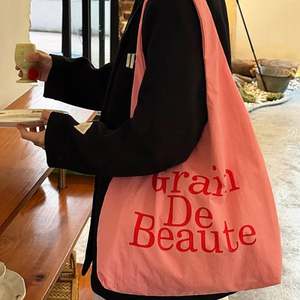 กระเป๋าผ้าแคนวาสหูเชือกแบบกำหนดเองพร้อมโลโก้  รักษ์โลก ใช้ซ้ำได้ พร้อมพิมพ์ลายตัวอักษร - Product Image 2