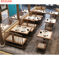 Ensemble de banquettes de restaurant avec cadre en bois fini, sièges séparés et tables à manger carrées
