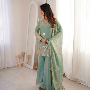 Robe Anarkali traditionnelle indienne et pakistanaise pour femmes, de couleur vert menthe, brodée, longue jusqu'au sol, avec bordure dorée, tenue de mariage - Product Image 1