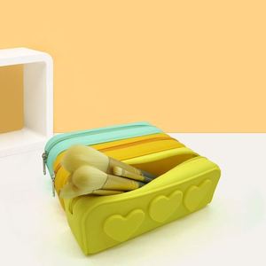Bolsa de Maquillaje de Silicona Ecológica Resistente al Agua con Cierre de Cremallera, Diseño Personalizado con Serigrafía de Patrón de Caramelos, Tamaño Mediano - Product Image 3