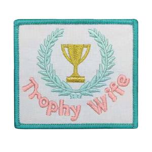 Patchs d'épouse de trophée Girly à la mode pour barre de chapeau de camionneur tissu sergé brodé d'or métallique Technique thermocollante taille personnalisée - Product Image 1