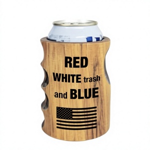 Portabevande in legno con design bandiera americana rossa, bianca e blu, isolato, adatto per lattine e bottiglie - Product Image 1
