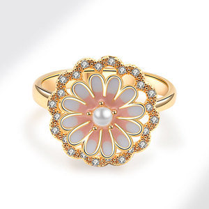 Joyería de moda al por mayor: Anillo giratorio antiestrés de cobre chapado en oro con circonita, flor esmaltada y concha, resistente al deslustre, para compromiso. - Product Image 3