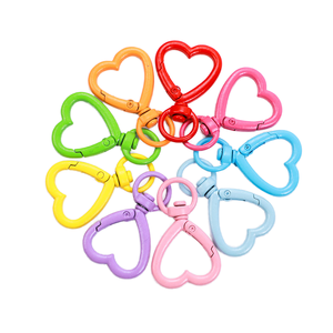 Juego de 8 Llaveros de Plástico con Forma de Corazón Coloridos, de Uso Universal - Product Image 1