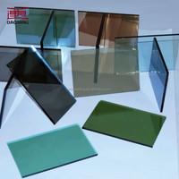 Verre feuilleté coloré de première qualité, traité en profondeur pour absorption thermique, idéal pour murs-rideaux et décoration haut de gamme, garantie 5 ans