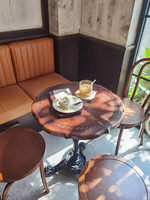 Table basse vintage en bois massif et fer forgé, style loft français et américain du milieu du siècle, pour café et pâtisserie, chaises incluses, en frêne.