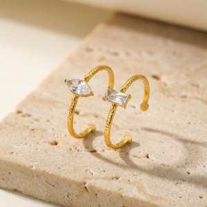 แหวนแฟชั่นสตรี แหวนเปิดทรงสี่เหลี่ยมวงรีเรียบง่ายสแตนเลสสตีล - Product Image 1