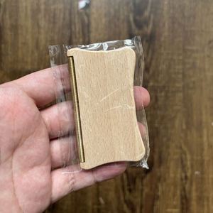 Removedor de Pelusas de Madera de Haya Natural, Rasuradora de Telas para Ropa y Suéteres - Product Image 1