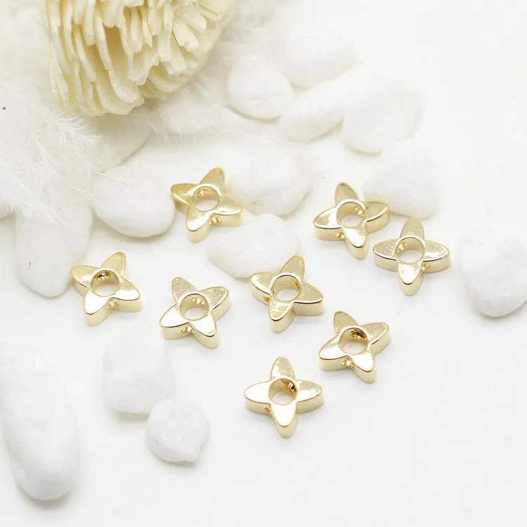 Wholesale Four Petal Flower ShapeとHole 14 18k Gold Plated Spacer Loose Copper Beads