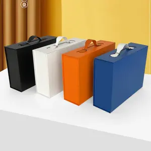Emballage en forme de valise avec logo personnalisé Boîtes magnétiques grande boîte cadeau de luxe pliante en carton noire avec poignée et couvercle magnétique