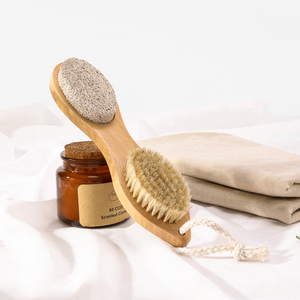 Brosse de bain ovale double face en bambou avec poils naturels pour l'exfoliation corporelle et l'élimination des peaux mortes des pieds, brosse de douche 2-en-1 pour utilisation à sec - Product Image 1