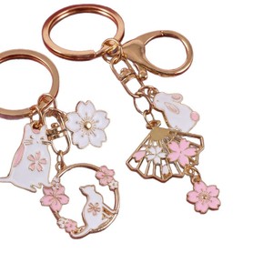 Llaveros de diseño económico con diseño Kawaii, chapados en oro, personalizados, con dijes de flor encantadora y esmalte suave - Product Image 6