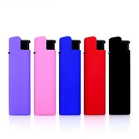 Flamme rose Offre Spéciale logo personnalisé Allume-cigare tout noir Briquet à flamme de feu Pas cher Logo personnalisé Recharge Briquet à gaz Cigarette