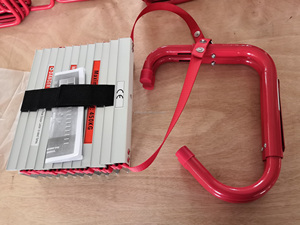 Escalera de Escape de Emergencia Plegable de Aluminio Moderna, Resistente al Fuego, con Certificación CE, Color Rojo Plateado, para Talleres, Almacenes y Supermercados - Product Image 2