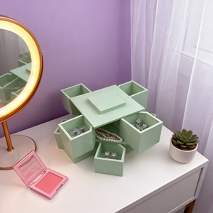 Boîte de rangement à bijoux moderne carrée rotative de haute qualité AURORA, personnalisable en couleur, pour boucles d'oreilles, bracelets, colliers, bagues et montres - Product Image 1