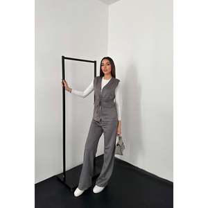 Conjunto Casual de Moda en Gamuza Gris al por Mayor, Incluye Chaleco Corto y Pantalones para un Estilo Vanguardista - Product Image 5