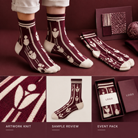Chaussettes d'événement fantaisie à motif géométrique mascotte, en coton et élasthanne, couleur bordeaux et crème, avec motif artistique répétitif tricoté