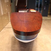 Lobby d'immeuble de bureaux personnalisé Bureau de réception en forme de bateau Bureau d'enregistrement pour hôtel et appartement