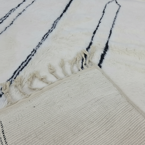 Beau tapis marocain abstrait fait à la main en laine blanche et noire zone bohème plaine laine tissée à la main tapis de taille personnalisée - Product Image 1