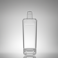 Bouteille carrée classique en verre extra clair 70cl vide pour gin et vodka, avec bouchon en liège et impression personnalisée du logo