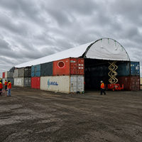 Abri pour conteneurs maritimes de 12 m de large avec mur arrière et demi-mur avant, dôme de stockage semi-fermé coupe-vent