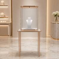 Meuble de présentation de bijoux de luxe sur mesure, tour de présentation de colliers en verre avec cadre en or rose pour boutique de centre commercial