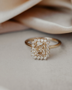 แหวนมอสซาไนต์ทรงคุชชั่น 1.50 กะรัต ประดับเพชรแชมเปญ แหวนทองคำแท้ 14K แหวนมอสซาไนต์แบบมินิมอล แหวนหมั้นทรงคุชชั่น - Product Image 1