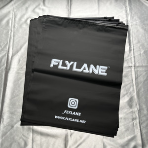 Bolsas Personalizadas con Cierre Negro Mate e Impresión Blanca - Empaque de Poliéster de Lujo para Ropa y Regalos de Marca - Product Image 1