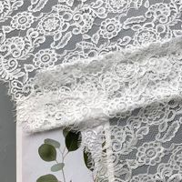 Tissu en dentelle Chantilly blanc de luxe en gros, bord festonné, broderie en maille 100 % nylon non élastique pour robe de mariée