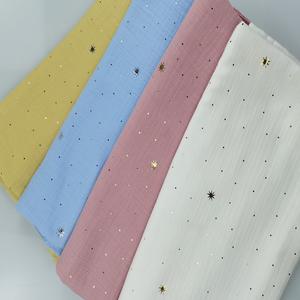 Usine directe en gros 100% coton <span class=keywords><strong>Double</strong></span> <span class=keywords><strong>gaze</strong></span> mousseline froissée tissu tissé avec étoile en feuille de ruban d'or pour filles garçons vêtements - Product Image 1