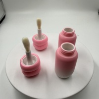 Tube de brillant à lèvres en forme de gourde rose, avec dégradé de couleurs irrégulier, impression sérigraphique personnalisée, et applicateur pinceau – Contenant cosmétique
