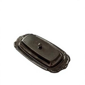Beurrier ovale vintage avec couvercle, vaisselle en métal au design unique pour table à manger, plateau décoratif pour servir le beurre, à vendre - Product Image 1