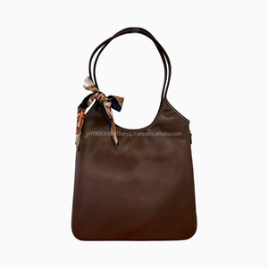Sacs fourre-tout de marque pour femmes, grande capacité, sac à bandoulière en cuir, sac fourre-tout de luxe en jean pour l'université, Miues Personnalisé - Product Image 1