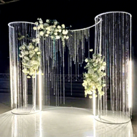 Arche de mariage moderne en forme de S avec rideau de perles de cristal suspendu, fond en métal cristallisé pour mariages