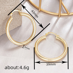 Orecchini a Cerchio Texturizzati per Donne, Gioielli Geometrici di Tendenza - Product Image 4