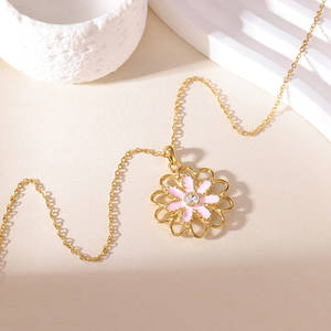 Collar con Colgante de Flor de Margarita Rosa Romántico y Lindo, Chapado en Oro de 18K, de Acero Inoxidable, Diseño Delicado, para Mujer - Product Image 4