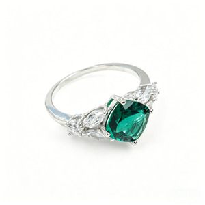 Anillo de Esmeralda Cultivada en Laboratorio en Plata de Ley 925, Hipoalergénico, Resistente al Deslustre, Regalo de Joyería Fina - Product Image 1