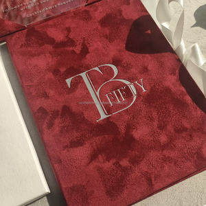 Caja de Invitación de Boda de Lujo en Terciopelo Azul con Detalles en Dorado y Cierre de Cinta de Satén - Product Image 3