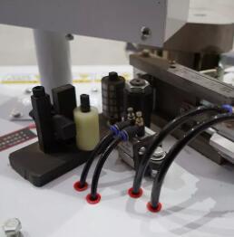 Machine à plaquer les chants manuelle à bras pliant 2024 W1 Avec la fonction de rupture de synchronisation Équipée de ventouses - Product Image 6