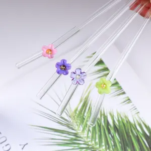 Pajita de vidrio de borosilicato con copa doblada de color de flor de sakura bonita reutilizable personalizada de alta calidad con juego de diseño de gancho de encanto