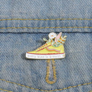 Broche personalizado con estilo de zapatos, diseño personalizado, cada paso es crecimiento, insignia de metal inspiradora, PIN de esmalte suave - Product Image 4