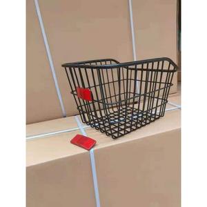 Cesta de bicicleta de metal negro, duradera, para niños y estudiantes, con accesorios reflectantes rojos - Product Image 1