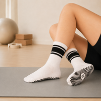 Chaussettes de yoga en coton respirant de haute qualité avec logo personnalisé, chaussettes en coton pour pilates avec grip pour femmes
