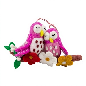 Adorno Navideño Hecho a Mano con Certificación de Comercio Justo, Estilo Tradicional, Pareja de Búhos de Fieltro en una Rama con Flores y Bayas - Product Image 3