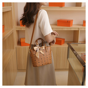 Sac seau de luxe LY pour femme, en PU, avec fermeture éclair et motif ours, sac à main haut de gamme pour le quotidien, style occidental, sac bandoulière - Product Image 5