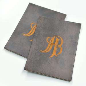 Étiquettes en cuir blanc de luxe personnalisées avec monogramme en relief pour sacs de <span class=keywords><strong>parfum</strong></span>, portefeuilles et vêtements de créateurs - Product Image 3