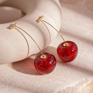 Boucles d'oreilles pendantes élégantes haut de gamme pour femmes avec résine rouge Angora Sweet Blushing Cherry Celebrity Fruit Cherry Style - Product Image 4