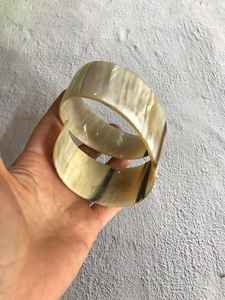 Brazaletes de cuerno de búfalo natural, joyería tallada a mano para mujeres, artesanía tradicional inspirada en la moda y un accesorio que expresa un sentido cultural. - Product Image 4